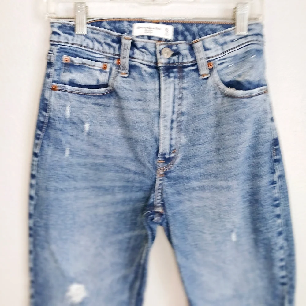 Abercrombe & Fitch High Rise Mom Jean Distressed  Size 4 Short